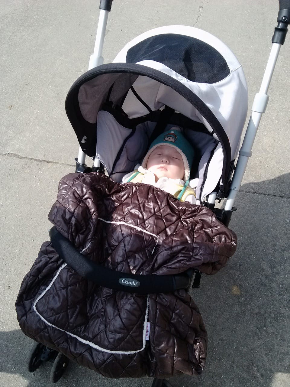 baby sun bathing